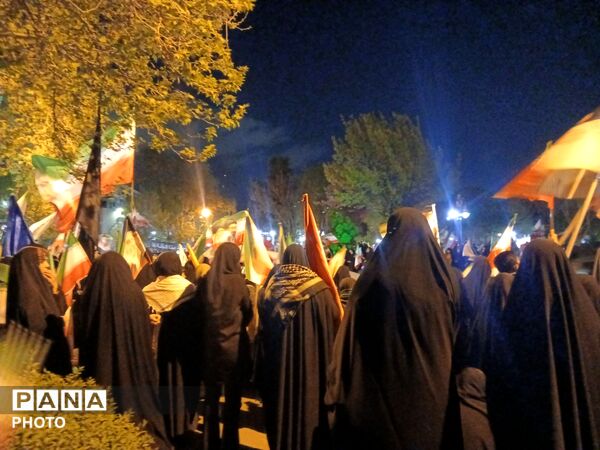 خروش مردم در میادین و تجمعات شبانه همراه با طنین شعار های مهدوی و انقلابی