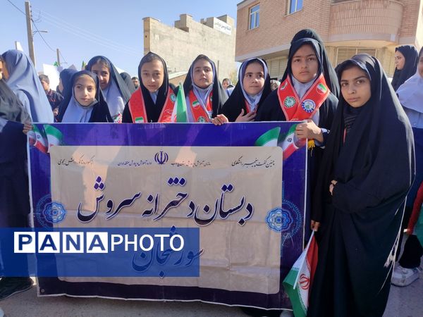 حضور گسترده دانش آموزان سورشجان در راهپیمایی ۱۳ آبان؛ فریاد ایستادگی در برابر استکبار جهانی