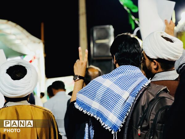 ایستادگی با چاشنی وحدت