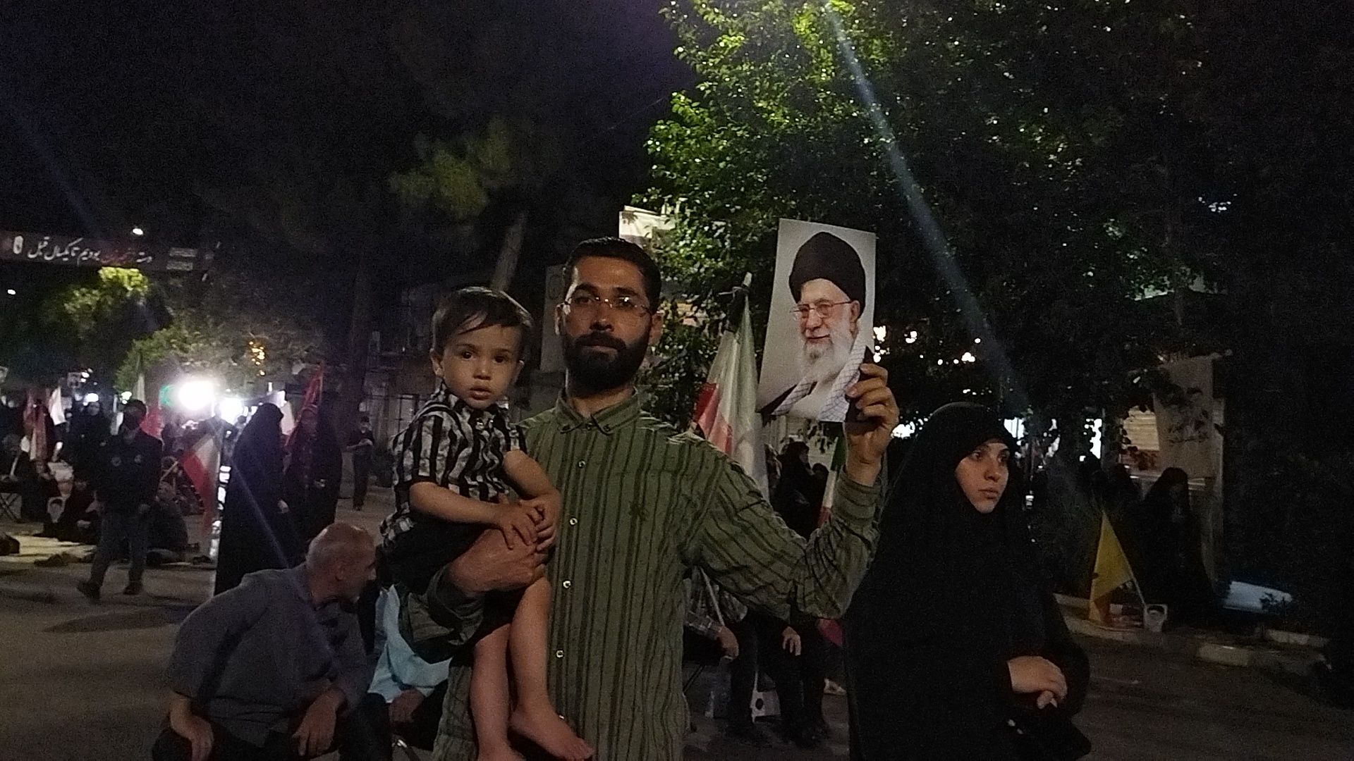 قاب هایی از رهبر شهید و رهبر معظم انقلاب در دستان سنگربان نیشابوری 