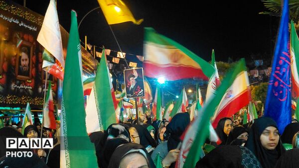 به فرمان رهبر در خیابان می‌مانیم
