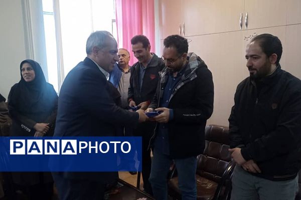 حضور سرزده مدیرکل آموزش و پرورش شهرستان‌های تهران در دبستان حافظ منطقه عباس آباد ناحیه یک شهرری