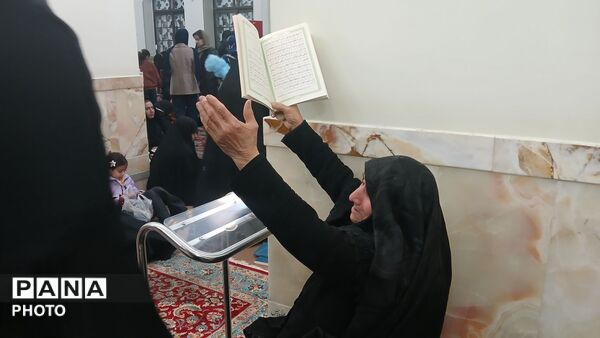 مردم کاشمر در زیارتگاه شهید مدرس قرآن بر سر گرفتند