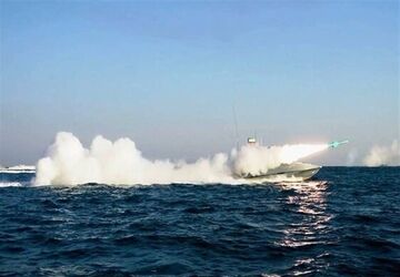 شلیک همزمان موشک‌های بالستیک و کروز سپاه در رزمایش اقتدار