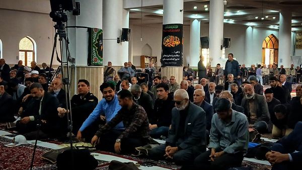 برگزاری نماز جمعه وحدت‌آفرین نظرآباد با رونمایی کتاب قرآنی و ارائه خدمات فرهنگی و معیشتی در مصلی نظرآباد