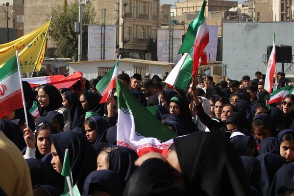 حضور پرشور دانش‌آموزان در راهپیمایی ۱۳آبان منطقه کهریزک 