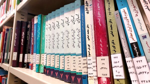 بازدید دانش‌آموزان دبیرستان فاطمه الزهرا(س) از کتابخانه شهید بهشتی 