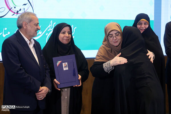 آیین اختتامیه جشنواره نوآوری در فرایند آموزش و یادگیری