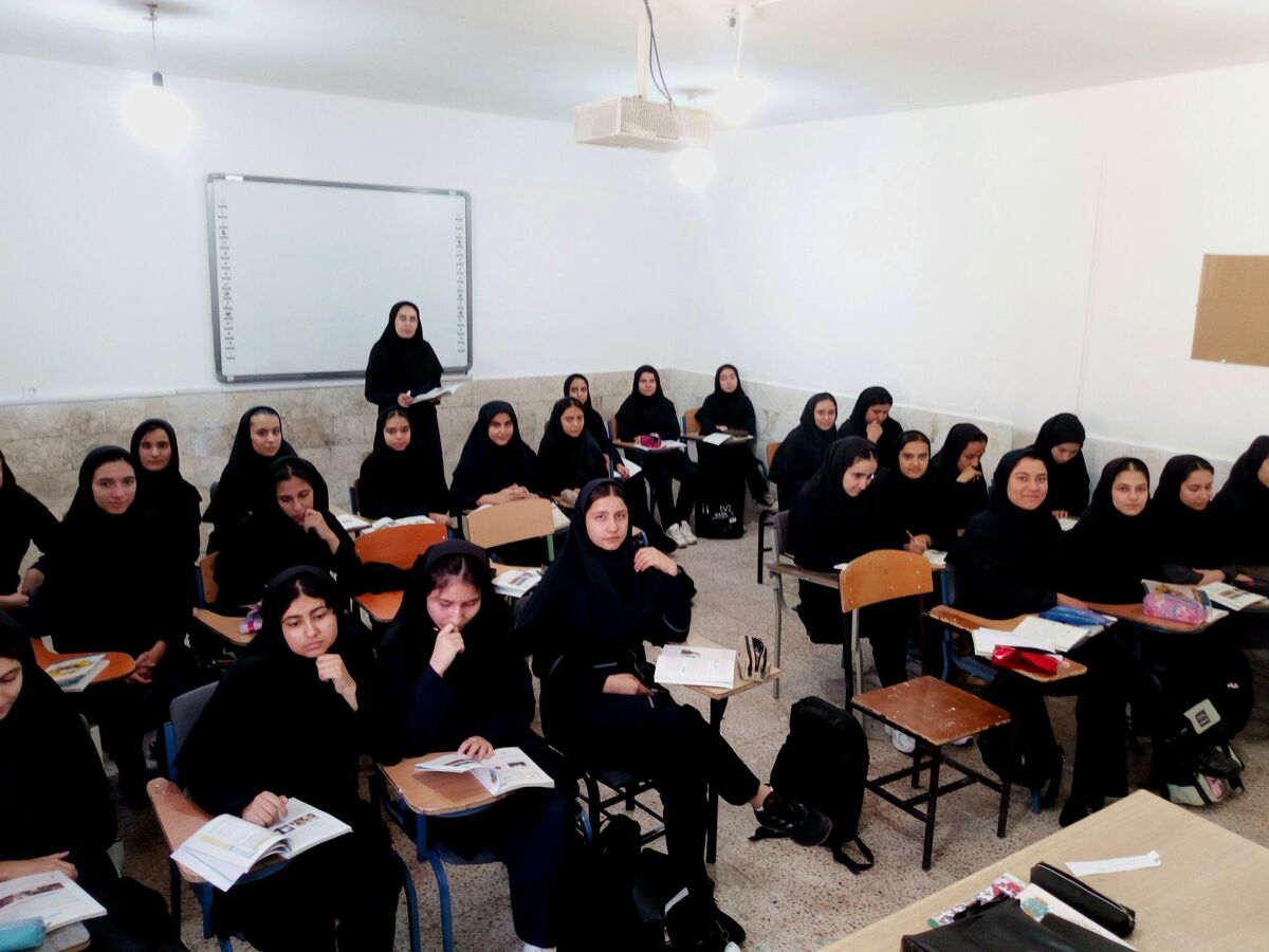 عکس یادگاری دانش آموزان کلاس یازدهم انسانی دبیرستان فاطمیه