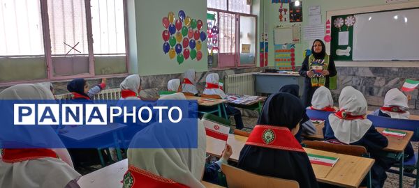 توزیع کتاب « از ایرانمان دفاع می کنیم » در بین دانش‌آموزان پیشتاز مدرسه شهید خاقانی شهرستان شیروان