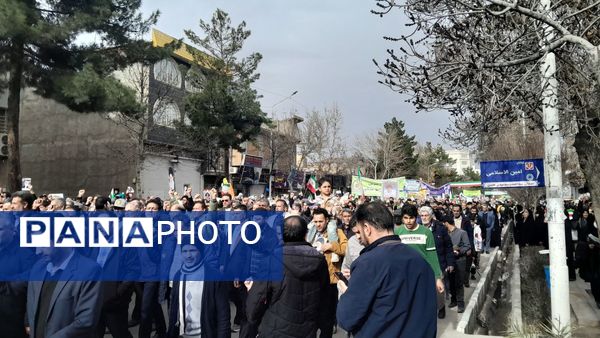 حضور افشار مختلف مردم نیشابور در راهپیمایی ۲۲ بهمن 