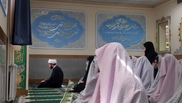 عطر بندگی در مدرسه اقامه نماز جماعت