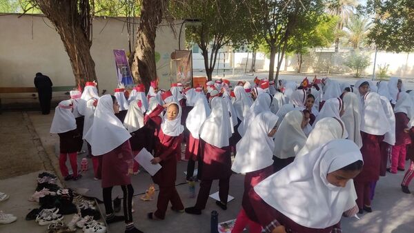 جشن عاطفه‌ها در دبستان مولوی فین؛ همدلی برای تداوم آموزش