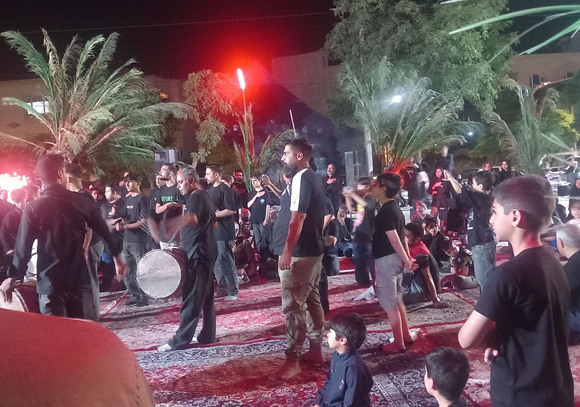 عزاداری شب عاشورا باحضورگسترده عاشقان حسینی