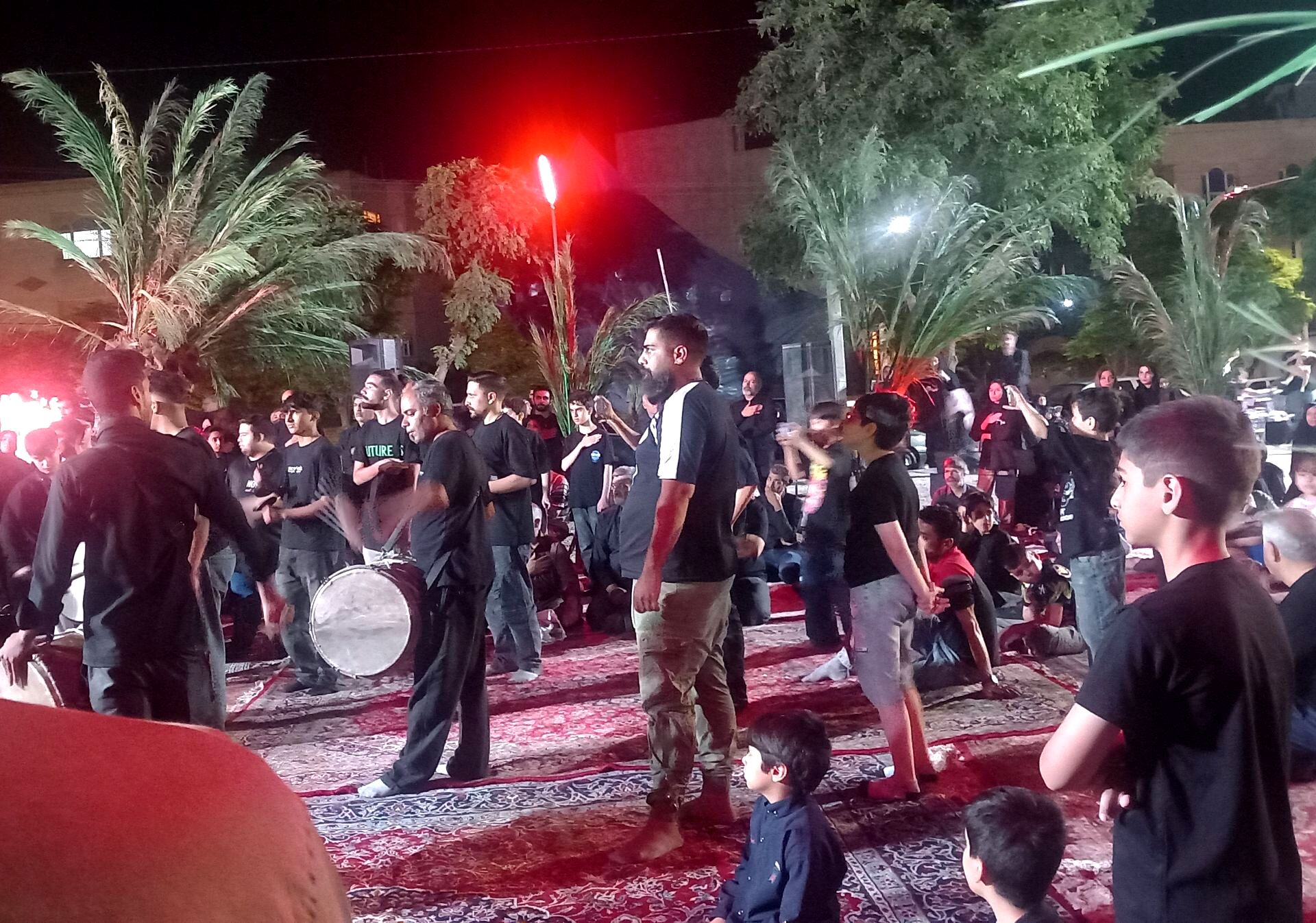 عزاداری شب عاشورا باحضورگسترده عاشقان حسینی