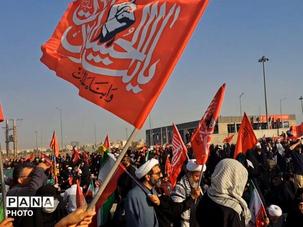 چشم‌های گریان نوجوانان در سوگ پدر امت