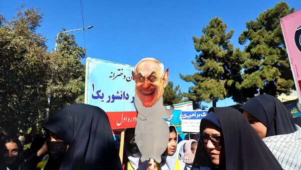 راهپیمایی 13 آبان با حضور حداکثری دانش آموزان در شهرستان نیشابور 