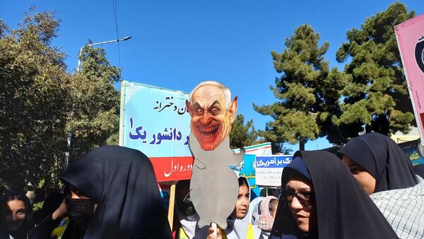 راهپیمایی 13 آبان با حضور حداکثری دانش آموزان در شهرستان نیشابور 