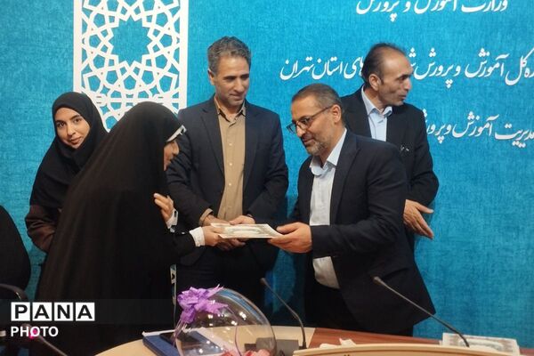 بزرگداشت هفته معلم و تقدیر از خدمات ارزنده مشاوران در بهارستان‌دو