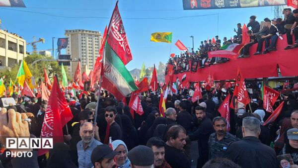 مشهد، در آغوشِ حرم، با رهبر شهید وداع کرد