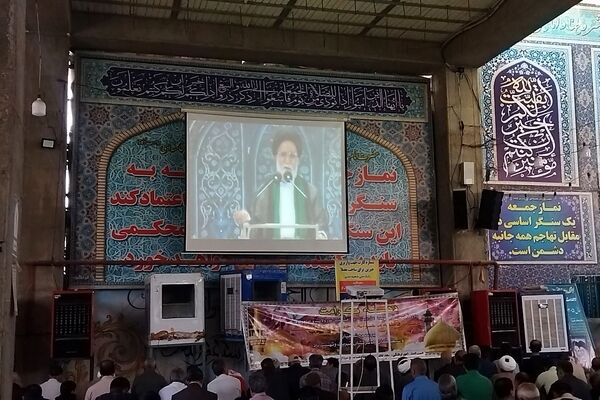 از پیر تا دانش آموز در نماز جمعه نیشابور حضور دارند-۱