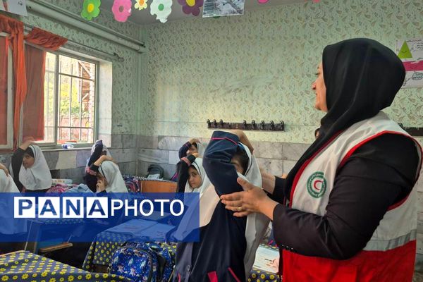 حضور نیروهای هلال احمر در دبستان هدی۱ به مناسبت هفته پدافند غیرعامل
