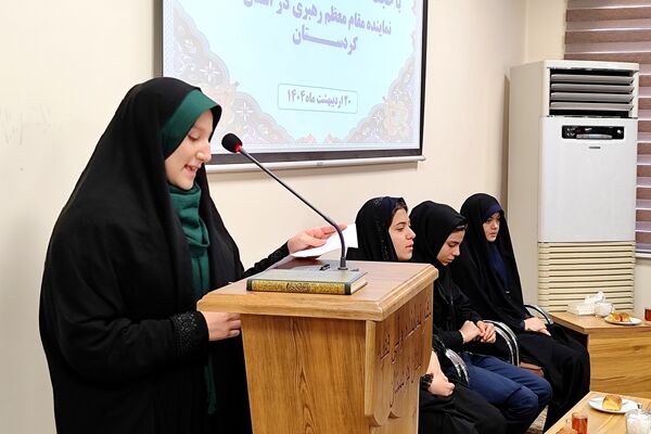 دیدار دختران دانش‌آموز سنندجی با نماینده ولی‌فقیه در کردستان 