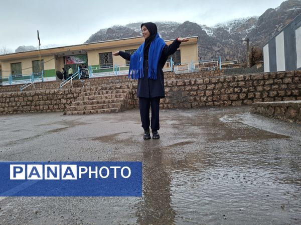 جلوه زیبای باران زمستانی در دبیرستان سبحان و مائده شلیل