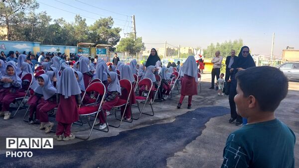 جشن شکوفه ها در دبستان مهران پیشوا