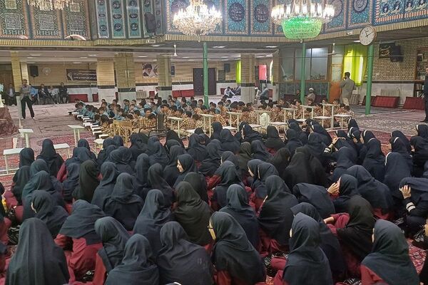 محفل انس با قرآن کریم با حضور پرشور دانش‌آموزان شهر آبسرد شهرستان دماوند