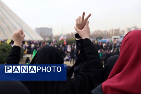 ٢٢ بهمن؛ روزى که دلها با قدم‌‌ها یکى میشود