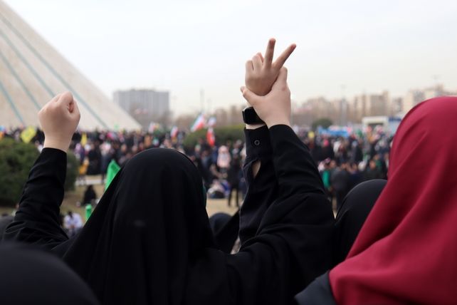 ٢٢ بهمن؛ روزى که دلها با قدم‌‌ها یکى میشود