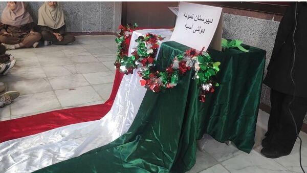 آذین‌بندی دهه فجر و نواخته شدن زنگ انقلاب در دبیرستان حضرت آسیه(س) حاجی‌آباد