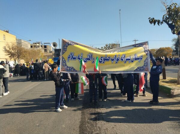 حضور دانش آموزان و آحاد مردم شریف منطقه رضویه در راهپیمایی 13آبان