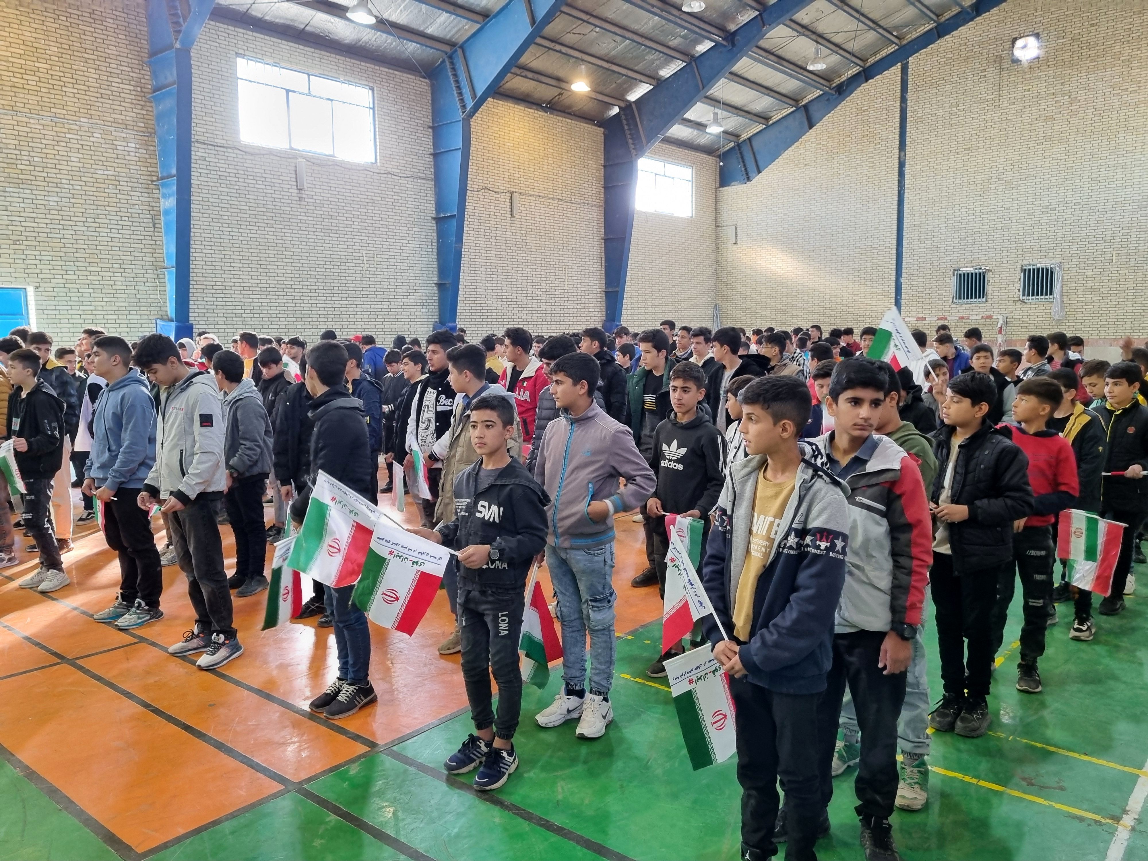 صبحگاه مشترک بسیج دانش‌آموزی و دانش‌آموزان دبیرستان نمونه دولتی پژوهش