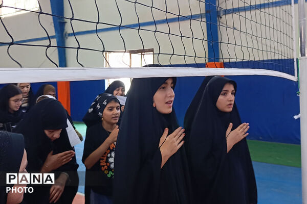 بازدید مدیرکل آموزش و پرورش خراسان شمالی از تمرین سرود «رهبر شهیدم» دانش‌آموزان بجنوردی