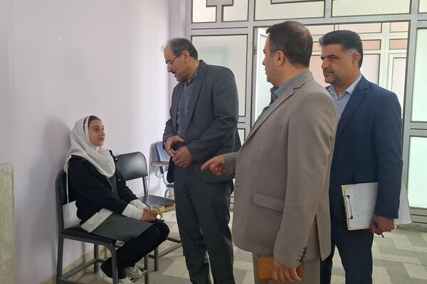 تصاویری زیبا از تمرکز دانش‌آموزان دختر در المپیاد رویش ناحیه۳ شیراز 