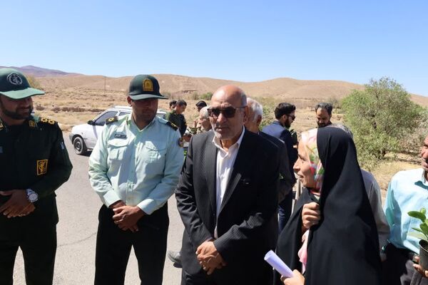 بازدید مدیرکل آموزش و پرورش استان یزد از آموزشگاه شهید نواب صفوی بهاباد