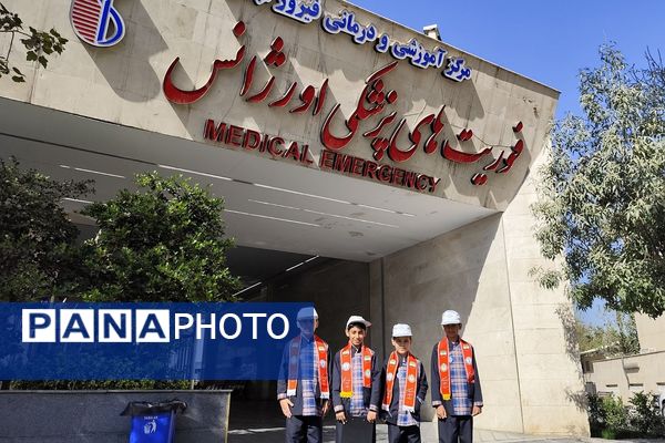 حضور دانش‌آموزان دبستان شهید قلنبر به مناسبت روز پرستار در بیمارستان فیروزآبادی شهرری 