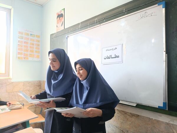 همدلی و همکاری دانش‌آموزان در اجرای طرح مدام دبیرستان دکتر جواد حداد ۲ 
