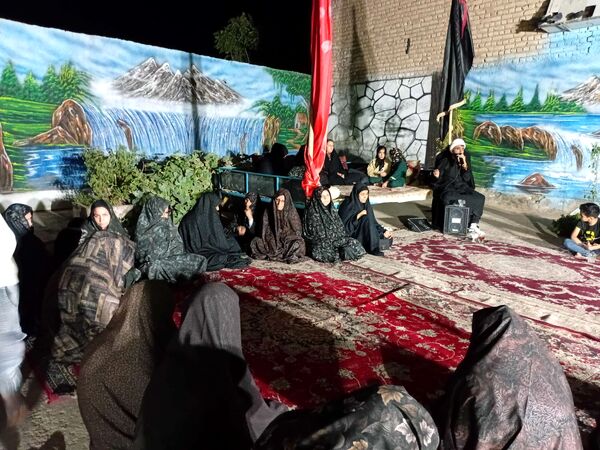 مراسم عزاداری ماه صفر در روستای نقاب با وجود قطع برق