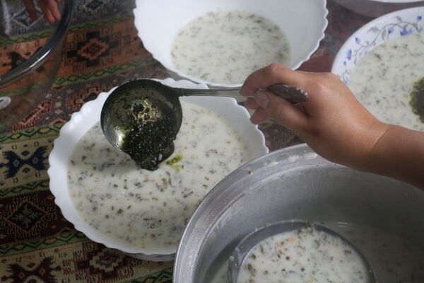 برپایی سفره نذری حضرت فاطمه (س) در مسجد چهارده معصوم (ع) اردبیل