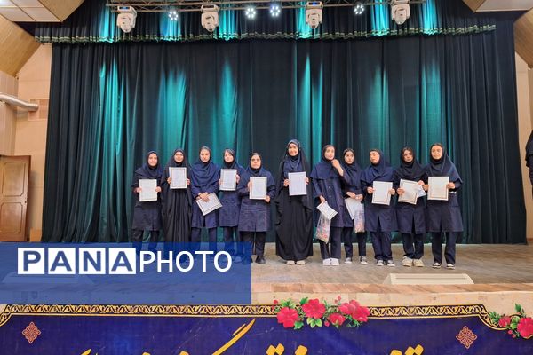 تجلیل از دانش‌آموزان رتبه‌های برتر دبیرستان پویش ناحیه 3 شیراز 