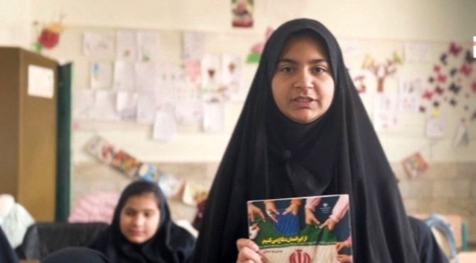 پیام دانش‌آموزان مدرسه زینبیه تفت در اجرای پویش «از ایرانمان دفاع می‌کنیم» 