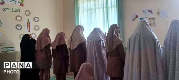 نماز و محفل اُنس با قرآن در مدرسه دخترانه فروغ فین