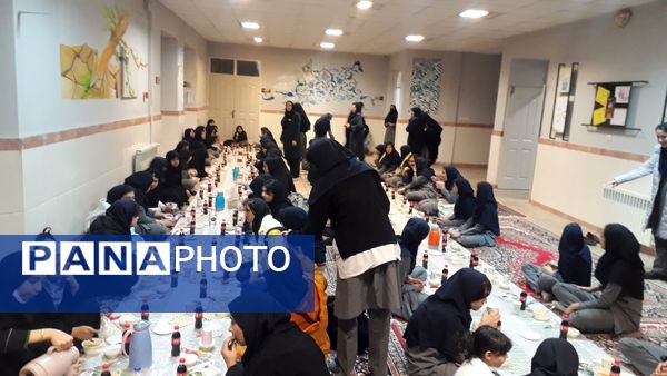 در روز‌های پایانی ماه رمضان دانش‌آموزان پیشتاز میزبان سفره همدلی شدند