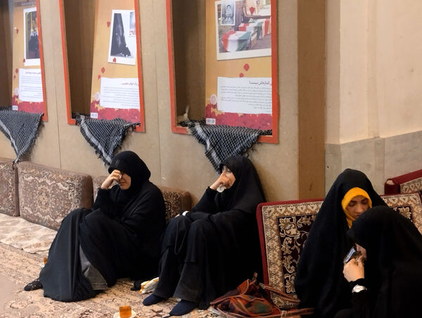 محفل شعرخوانی نخبگان ادبی با حضور مشاور رئیس‌جمهور شهید در قم