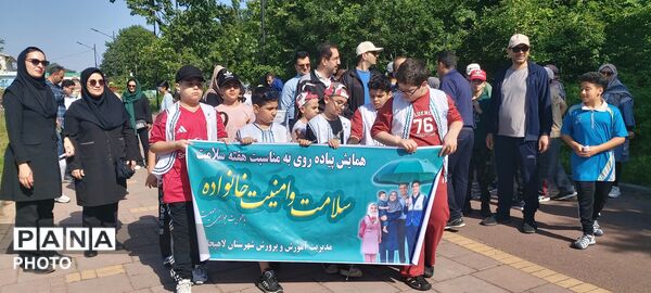 پیاده‌روی خانوادگی در تالاب حاجی‌آباد؛ طنین سلامت و جمعیت در لاهیجان