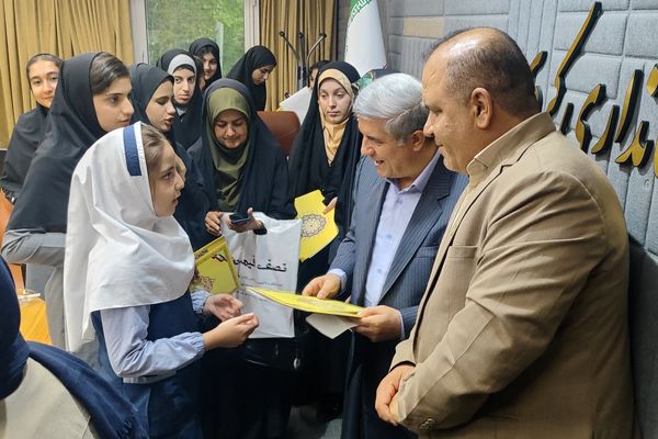 دیدار صمیمی استاندار کردستان با جمعی از دختران نخبه استان