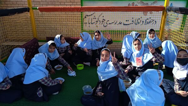 تهیه و توزیع نذری عدسی بین دانش آموزان دبستان فاطمه زهرا(س)